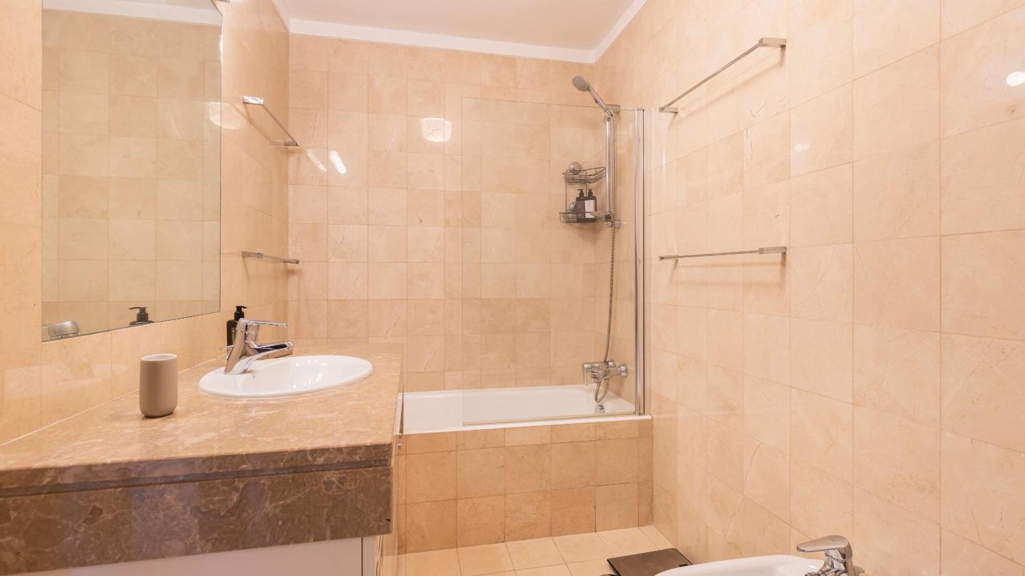 Stylish Apartment With Parking By Lovelystay Lisboa Εξωτερικό φωτογραφία